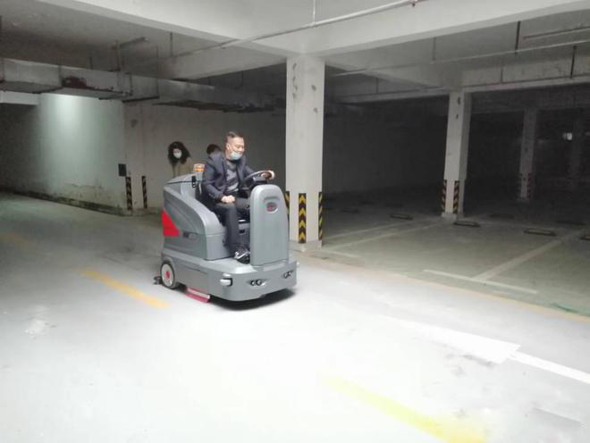 徐州小区物业保洁不用人力改用驾驶式洗地机了
